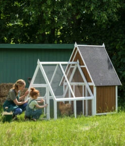 Dehner Lieblinge Hühnerstall Madita, Braun/weiß, Ca. B223/H173,5/T140 Cm 10 Dehner Lieblinge Hühnerstall Madita, Braun/weiß, Ca. B223/H173,5/T140 Cm -Garten Werk Zone 6607600 WE MO 002 DehnerLieblingeHuehnerstallMadita