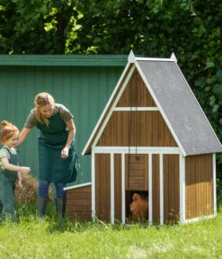 Dehner Lieblinge Hühnerstall Madita, Braun/weiß, Ca. B223/H173,5/T140 Cm 11 Dehner Lieblinge Hühnerstall Madita, Braun/weiß, Ca. B223/H173,5/T140 Cm -Garten Werk Zone 6607600 WE MO 003 DehnerLieblingeHuehnerstallMadita