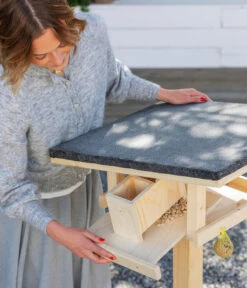 Dehner Natura Futterhaus Karwendel, Natur, Inkl. Ständer, Ca. B84,3/H127,2/T84,3 Cm 20 Dehner Natura Futterhaus Karwendel, Natur, Inkl. Ständer, Ca. B84,3/H127,2/T84,3 Cm -Garten Werk Zone 6622872 6622898 6622906 6622922 WE MO 008 NVHRofanKarwendel