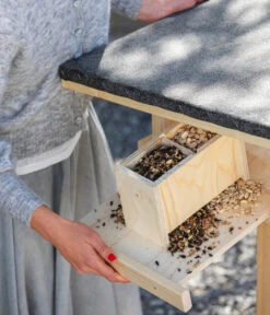 Dehner Natura Futterhaus Karwendel, Natur, Inkl. Ständer, Ca. B84,3/H127,2/T84,3 Cm 22 Dehner Natura Futterhaus Karwendel, Natur, Inkl. Ständer, Ca. B84,3/H127,2/T84,3 Cm -Garten Werk Zone 6622872 6622898 6622906 6622922 WE MO 012 NVHRofanKarwendel