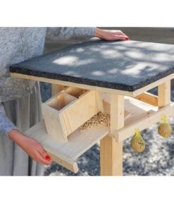 Dehner Natura Futterhaus Karwendel, Natur, Inkl. Ständer, Ca. B84,3/H127,2/T84,3 Cm 23 Dehner Natura Futterhaus Karwendel, Natur, Inkl. Ständer, Ca. B84,3/H127,2/T84,3 Cm -Garten Werk Zone 6622872 6622898 6622906 6622922 WE MO 013 NVHRofanKarwendel