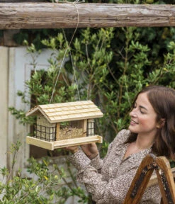 Dehner Natura Futterhaus Aosta, Ca. B28/H17,5/T19 Cm 11 Dehner Natura Futterhaus Aosta, Ca. B28/H17,5/T19 Cm -Garten Werk Zone 6818769 WE MO 001 DehnerNaturaFutterhausAosta03