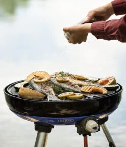 CADAC Gasgrill Carri Chef 50, Inkl. BBQ/Plancha-Platte 21 CADAC Gasgrill Carri Chef 50, Inkl. BBQ/Plancha-Platte -Garten Werk Zone 6961593 WE MO 006 CadacGasgrillCarriChef50BBQ2PlanchaDome